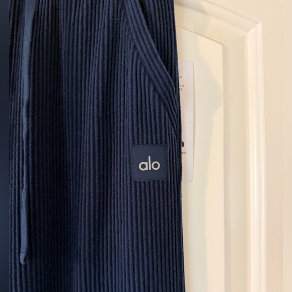Alo Yoga Muse Wide Leg Pant in Navy Size XS NWT - Picture 4 of 11